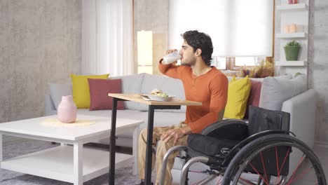 Behinderter-Junger-Mann-Ist-Glücklich-Zu-Hause-Und-Beim-Essen.